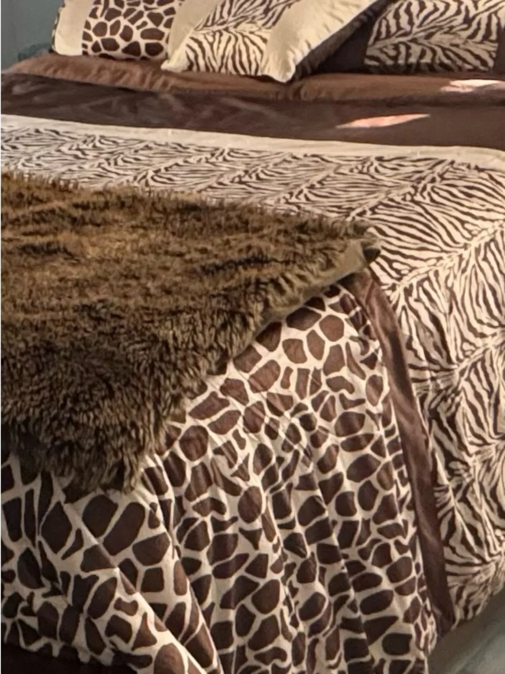 6-Pc Safari Animal Print Bedding Bundle Queen comforter, Shams, Pillows